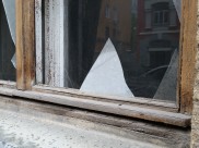 Вор похитил вещи и деньги из дома.