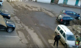 Двое мужчин отошли от авто и оно загорелось.