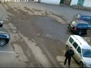 Двое мужчин отошли от авто и оно загорелось.