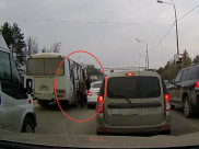 Водитель высадил пассажиров в крайнем левом ряду.
