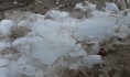 Глыбы льда падали на людей.