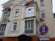 От дома отвалились куски штукатурки.
