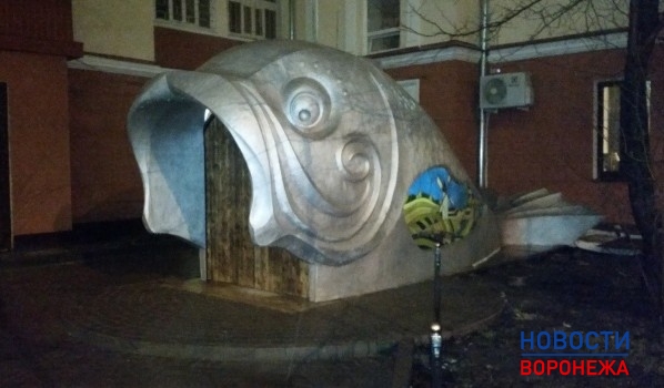 Скульптура рыбы на улице Карла Маркса.