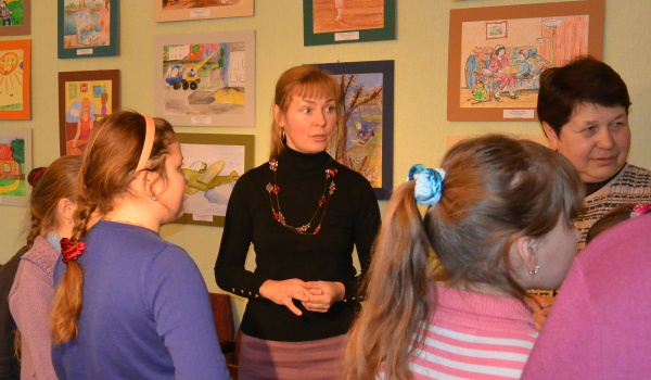 Выставка детских рисунков в Новохоперской школе искусств, которые юные воронежцы подали на «Алмазные грани». 