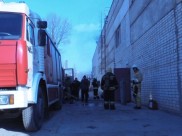 Крупный пожар произошел в здании предприятия.