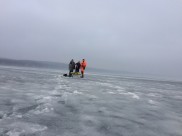 Спасатели эвакуировали мужчину с места ЧП.