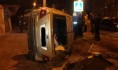 Автомобиль опрокинулся.