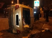Автомобиль опрокинулся.