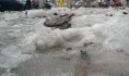 Девушка пострадала от падения глыбы льда.
