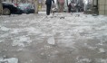 Глыбы льда упали на прохожего.