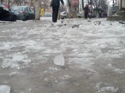Глыбы льда упали на прохожего.