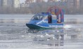 С каждым днем лед на водохранилище становится тоньше.