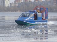 С каждым днем лед на водохранилище становится тоньше.