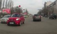 Женщина ехала в потоке встречных машин.
