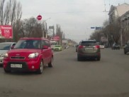 Женщина ехала в потоке встречных машин.