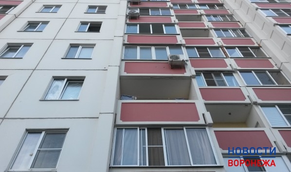Из-за недосмотра директора девушка не получила положенное ей жилье.