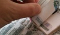 Мужчина забрал деньги из кассы.