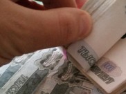 Мужчина забрал деньги из кассы.