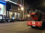 Десятки пожарных машин скопились около торгового центра.