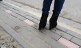 Переход оборудовали светящейся плиткой.