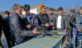 Молодым людям дали рассмотреть оружие.