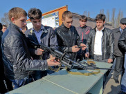 Молодым людям дали рассмотреть оружие.