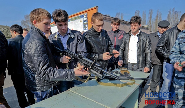 Молодым людям дали рассмотреть оружие.