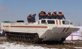 Людей вывозят на такой технике.
