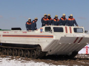 Людей вывозят на такой технике.