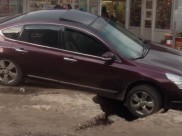 Автомобиль провалился.