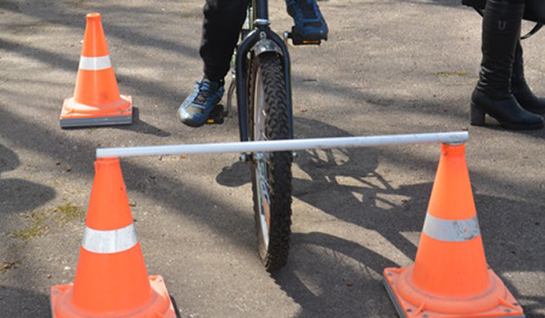 Школьники показали уровень вождения велосипеда.
