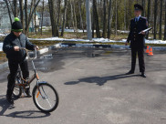 Школьники показали уровень вождения велосипеда.