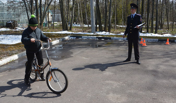 Школьники показали уровень вождения велосипеда.