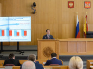 Губернатор Алексей Гордеев отчитывается перед депутатами.