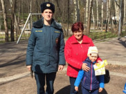 Сотрудники МЧС пообщались с воронежцам в Центральном парке.