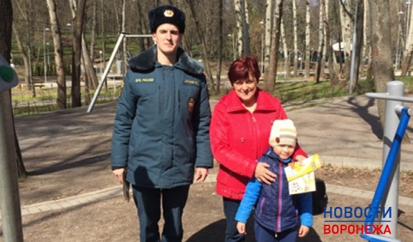 Сотрудники МЧС пообщались с воронежцам в Центральном парке.