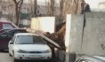 На иномарку упала бетонная плита.