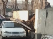 На иномарку упала бетонная плита.