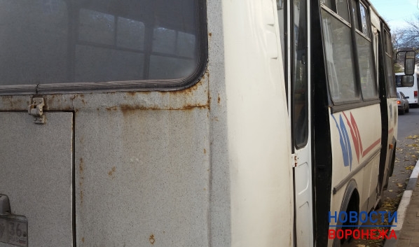Водитель автобуса «ПАЗ» не заметил стоявшие машины.