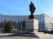 К памятнику Ивану Черняховскому возложат цветы.