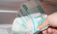 Мужчина прятал деньги под матрасом.