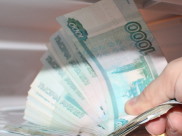 Мужчина прятал деньги под матрасом.