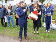 Владимир Калинин поздравил сотрудников спортшколы.