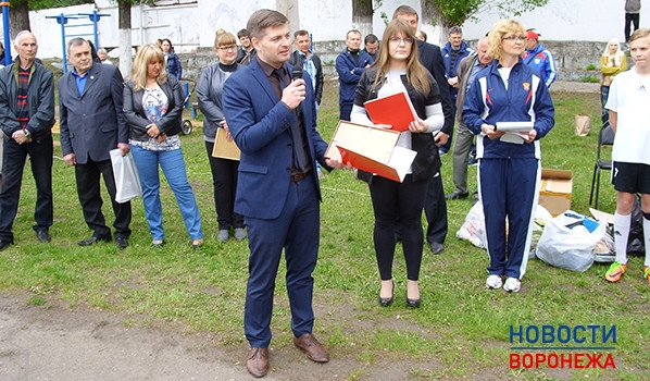Владимир Калинин поздравил сотрудников спортшколы.