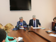 Мэр Александр Гусев на брифинге с журналистами.