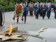 Возложили цветы к могиле Неизвестного солдата.