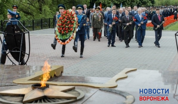 Возложили цветы к могиле Неизвестного солдата.