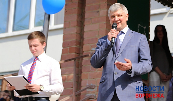 Александр Гусев поздравил выпускников.