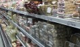 Парень украл сладости.