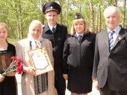 Дочери погибшего передали его медаль и личные вещи.
